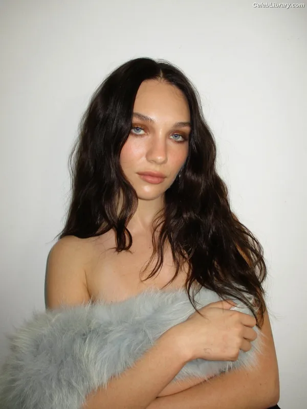 Maddie Ziegler photo 24 of 1039