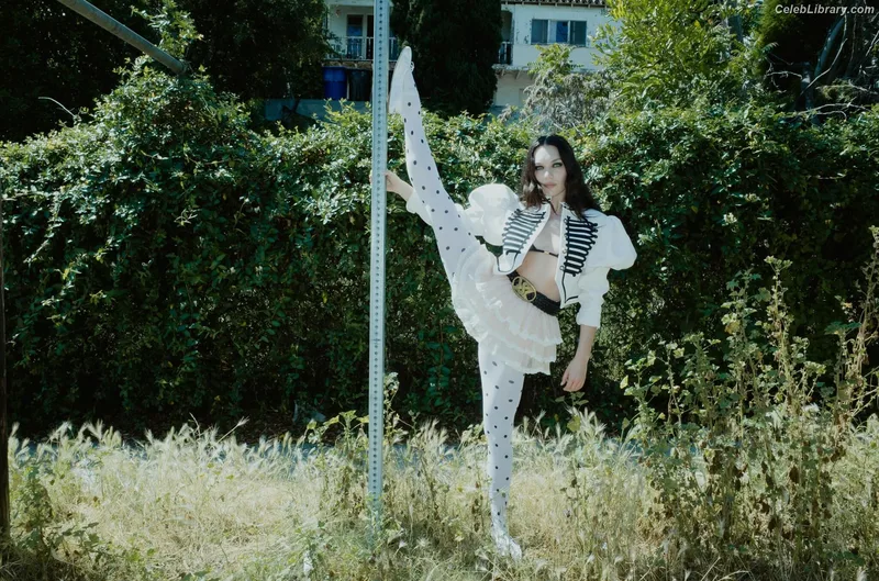 Maddie Ziegler photo 12 of 1039
