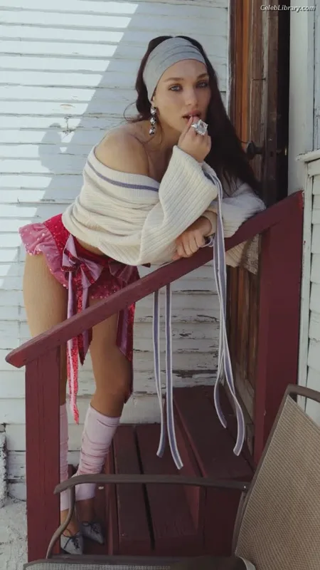 Maddie Ziegler photo 16 of 1039