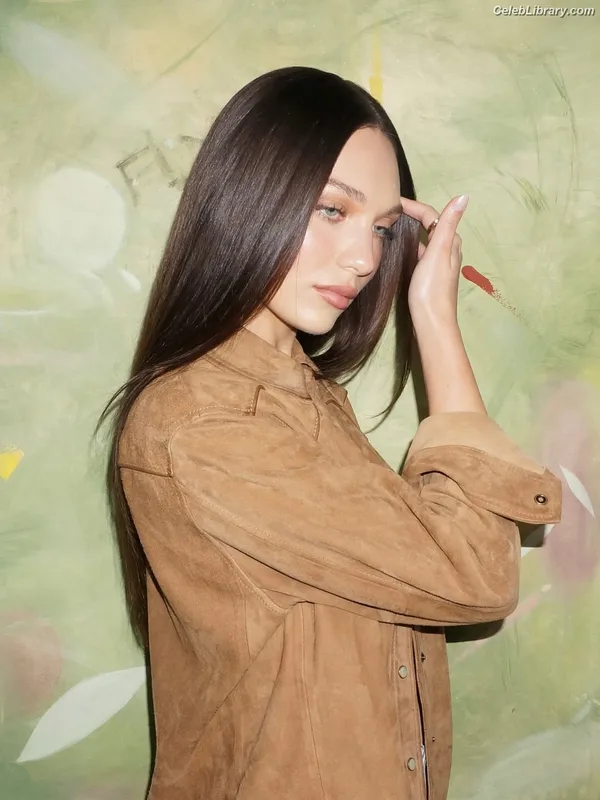 Maddie Ziegler photo 11 of 1039