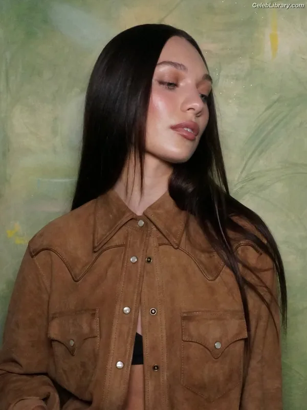 Maddie Ziegler photo 12 of 1039