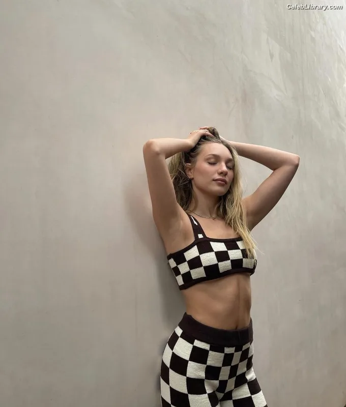 Maddie Ziegler photo 12 of 1039
