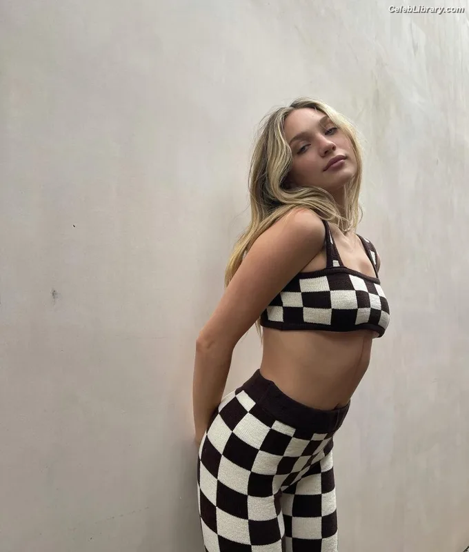 Maddie Ziegler photo 13 of 1039