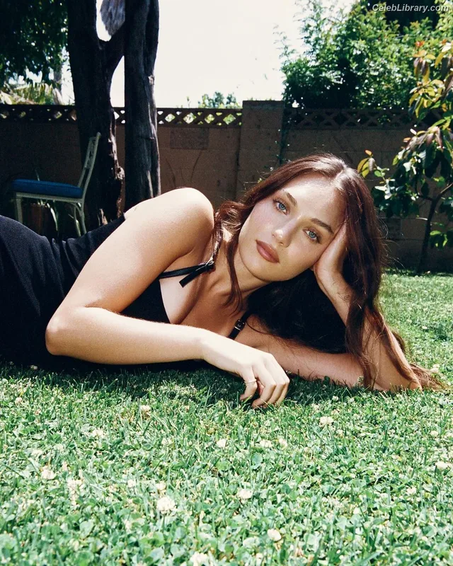 Maddie Ziegler photo 4 of 1039