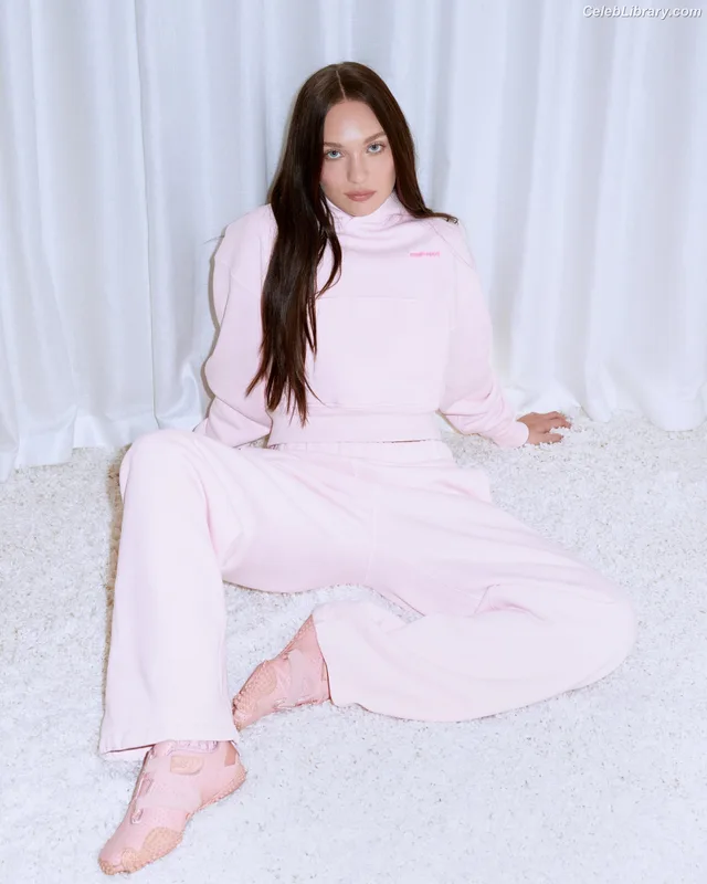 Maddie Ziegler photo 24 of 1039