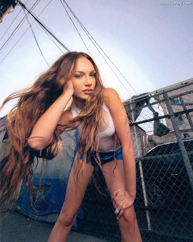 Maddie Ziegler photo 6 of 1039