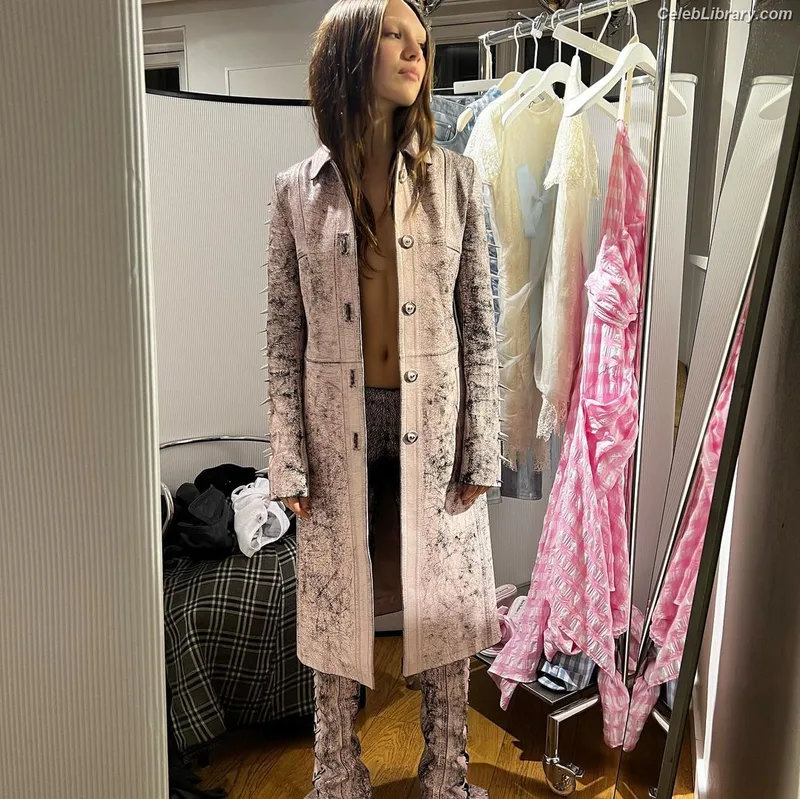 Maddie Ziegler photo 14 of 1039