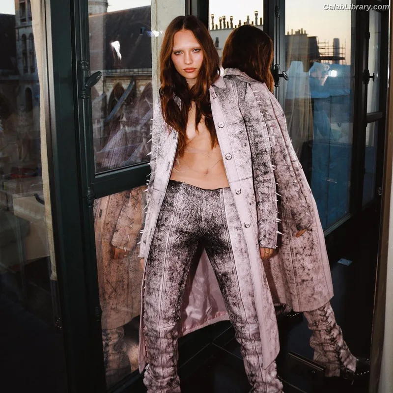 Maddie Ziegler photo 16 of 1039