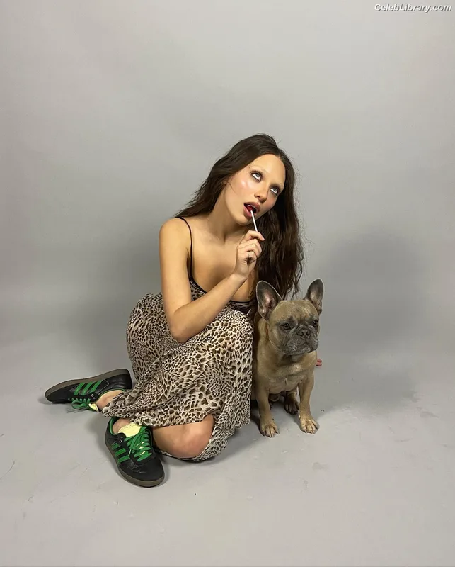 Maddie Ziegler photo 17 of 1039