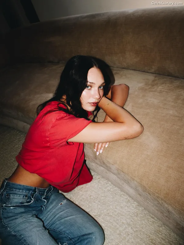 Maddie Ziegler photo 24 of 1039