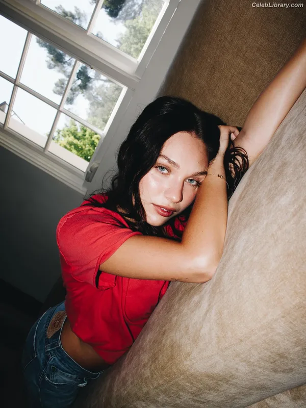 Maddie Ziegler photo 1 of 1039