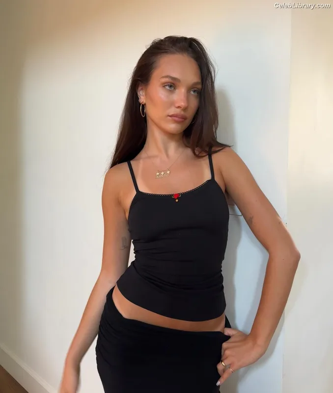 Maddie Ziegler photo 13 of 1039