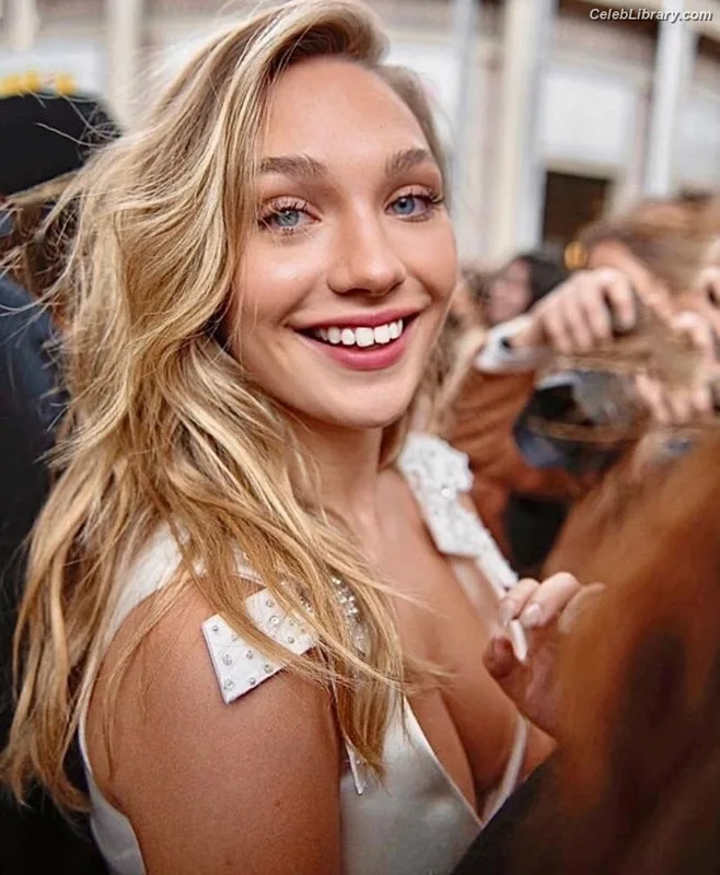 Maddie Ziegler photo 16 of 1039