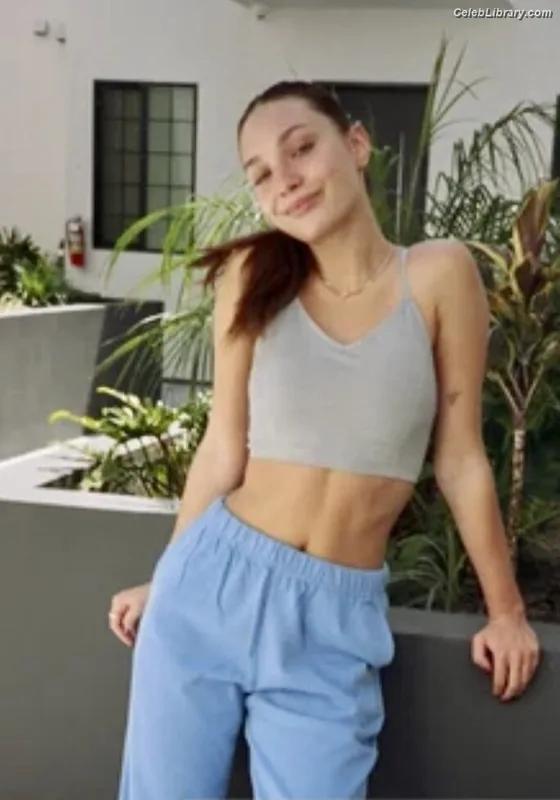 Maddie Ziegler photo 17 of 1039