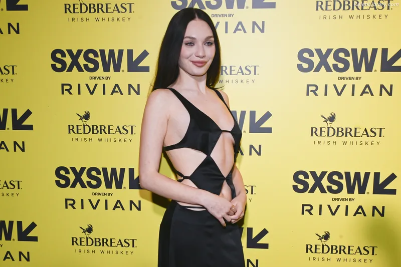 Maddie Ziegler photo 21 of 1039
