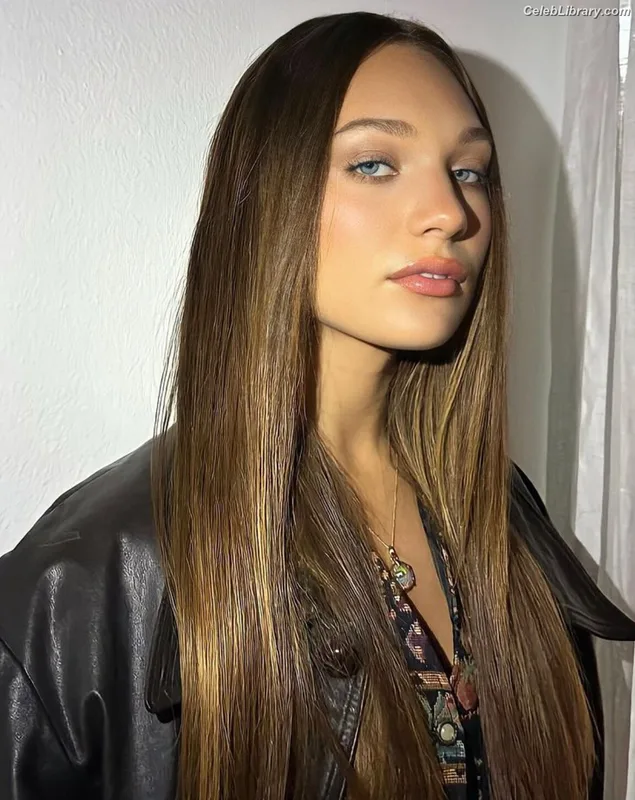 Maddie Ziegler photo 17 of 1039
