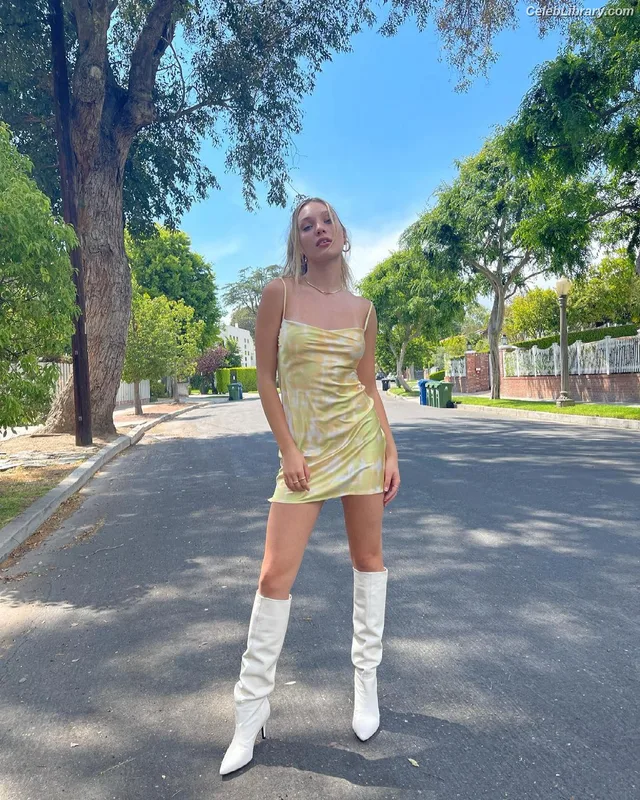 Maddie Ziegler photo 20 of 1039