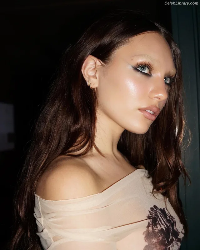 Maddie Ziegler photo 13 of 1039
