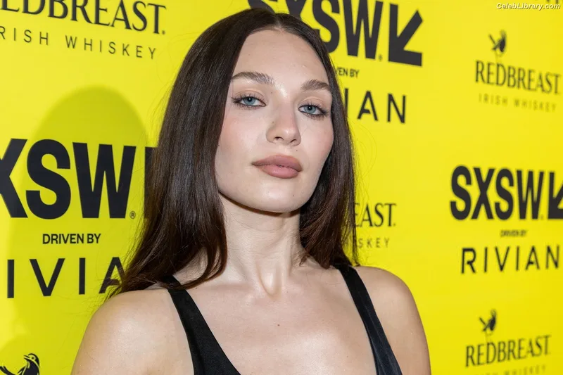 Maddie Ziegler photo 19 of 1039