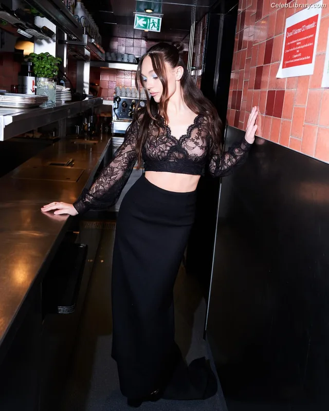 Maddie Ziegler photo 5 of 1039