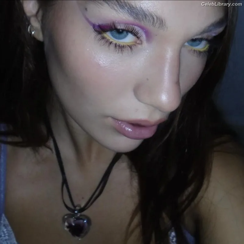Maddie Ziegler photo 12 of 1039