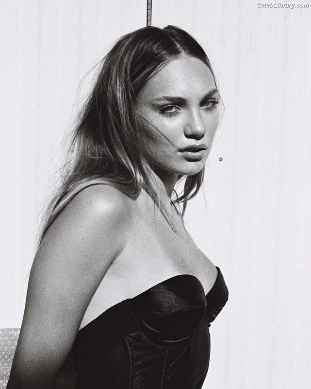 Maddie Ziegler photo 13 of 1039