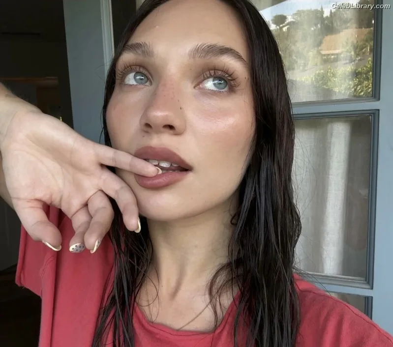 Maddie Ziegler photo 22 of 1039