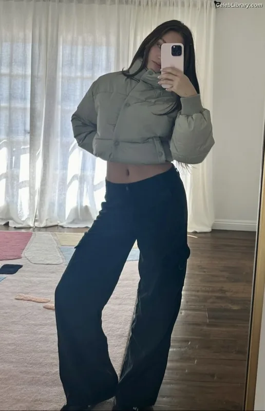 Maddie Ziegler photo 2 of 1039