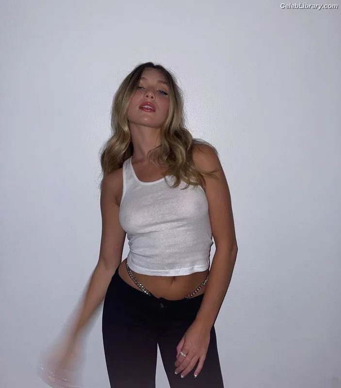 Maddie Ziegler photo 3 of 1039