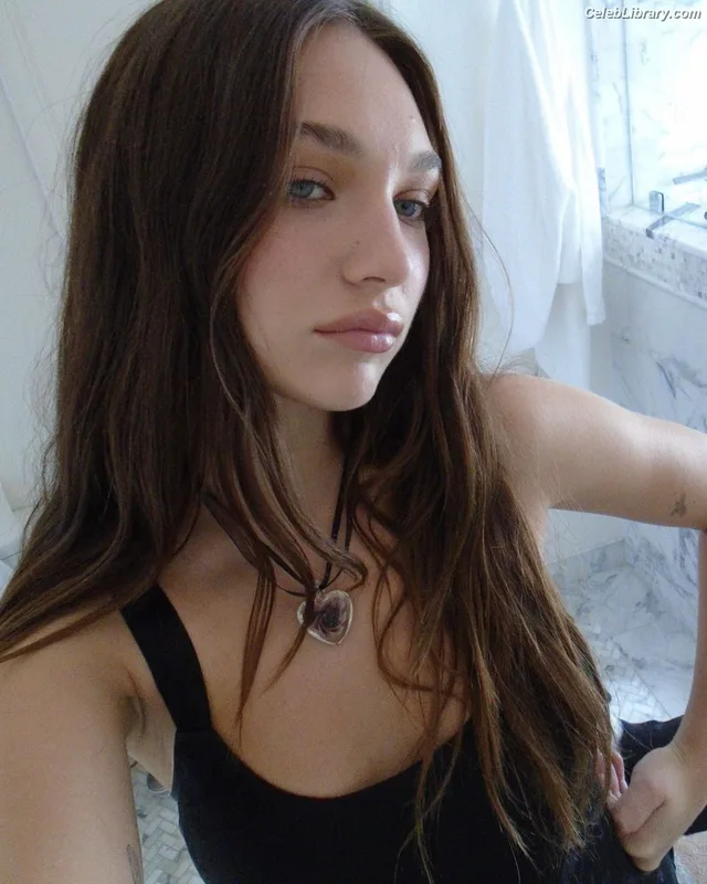 Maddie Ziegler photo 23 of 1039