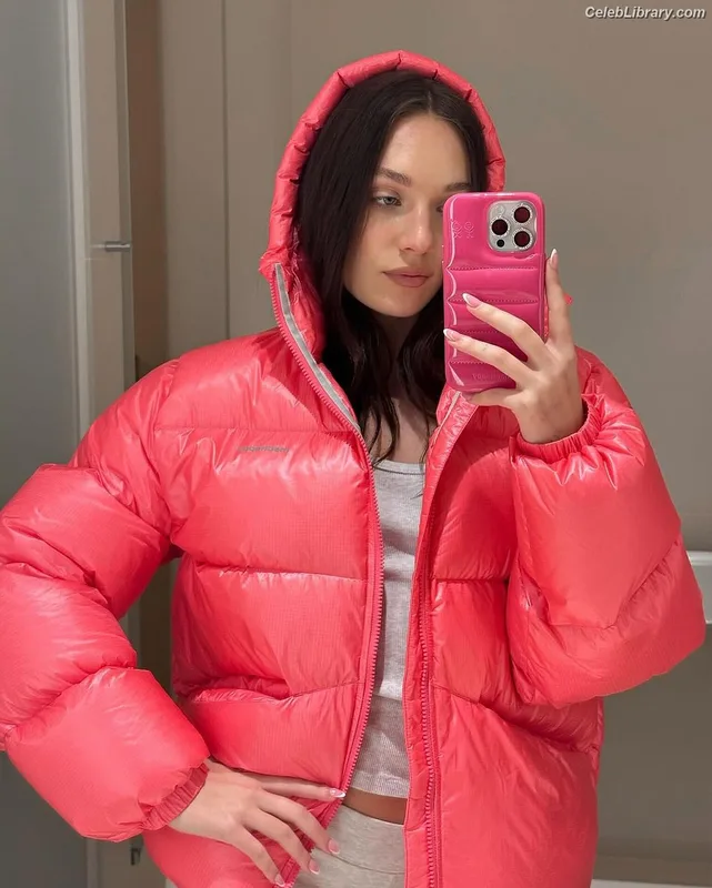 Maddie Ziegler photo 11 of 1039