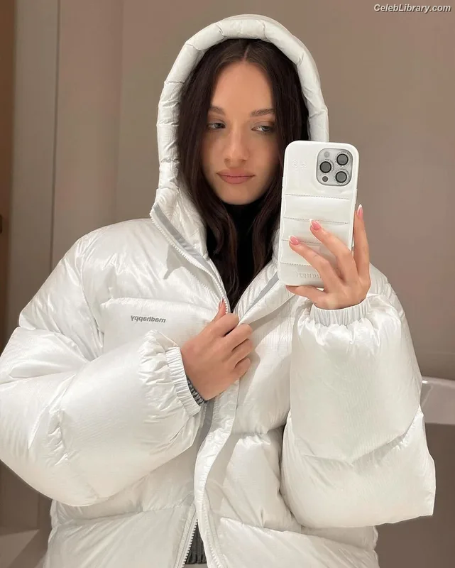Maddie Ziegler photo 12 of 1039