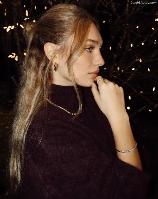 Maddie Ziegler photo 21 of 1039