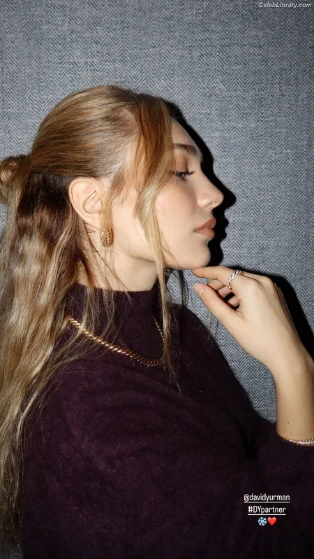 Maddie Ziegler photo 1 of 1039