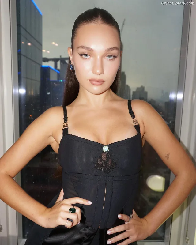 Maddie Ziegler photo 11 of 1039