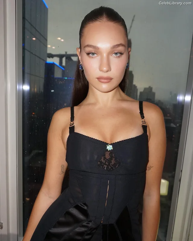 Maddie Ziegler photo 13 of 1039
