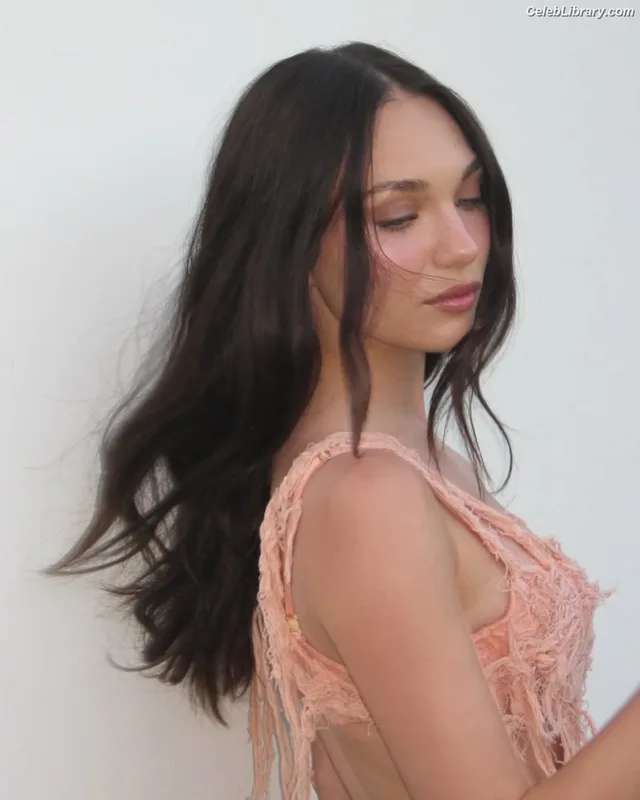 Maddie Ziegler photo 18 of 1039