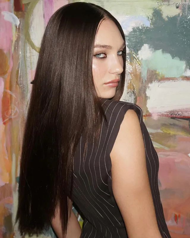 Maddie Ziegler photo 9 of 1039