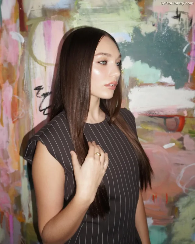 Maddie Ziegler photo 13 of 1039