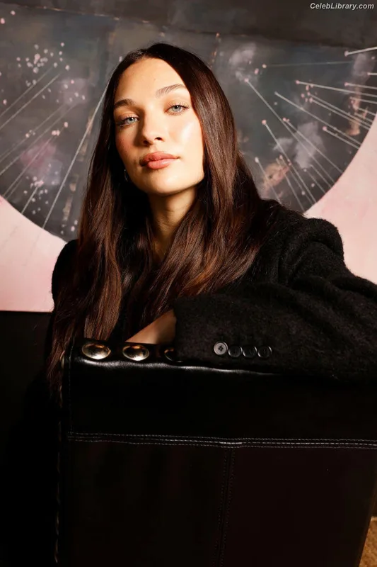Maddie Ziegler photo 3 of 1039