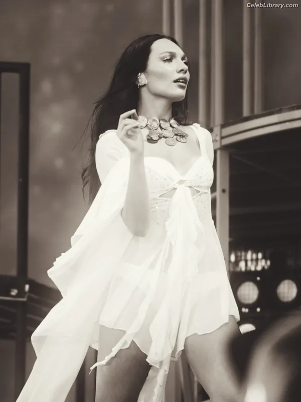 Maddie Ziegler photo 12 of 1039