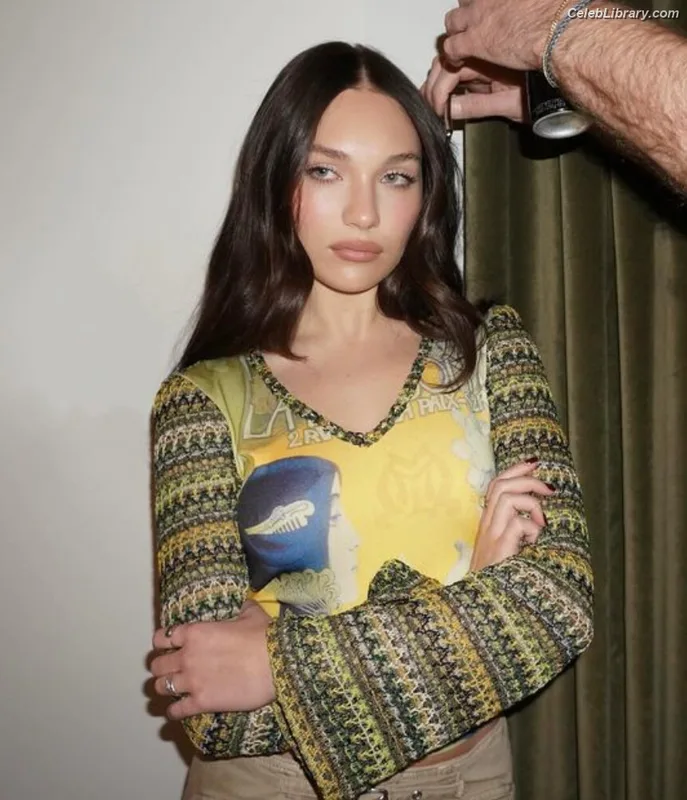 Maddie Ziegler photo 17 of 1039