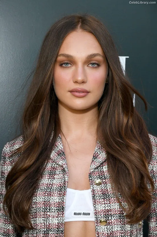 Maddie Ziegler photo 20 of 1039