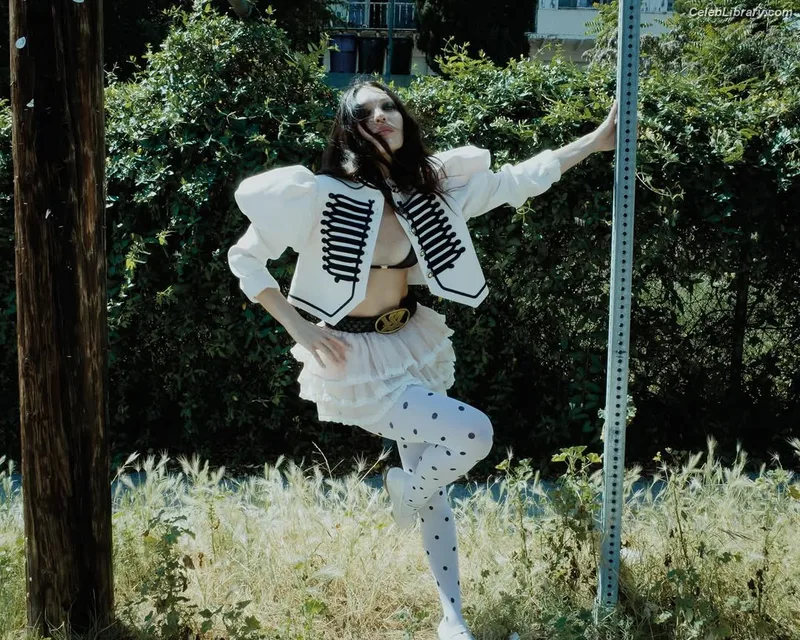 Maddie Ziegler photo 2 of 1039