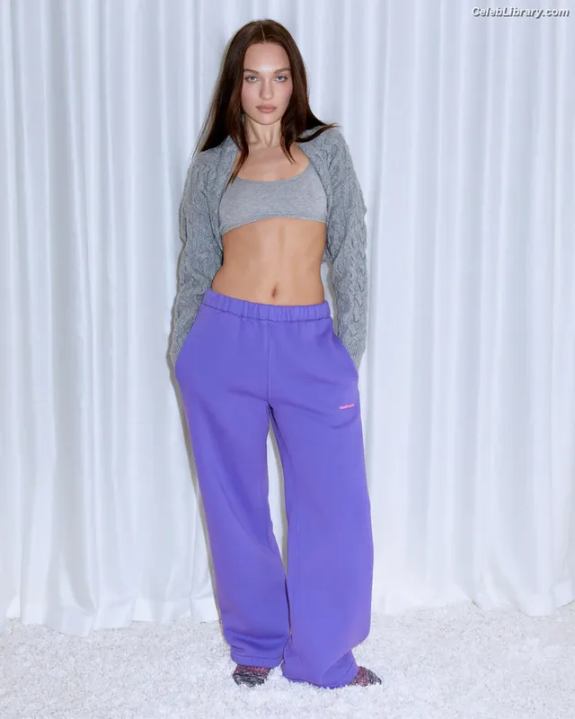 Maddie Ziegler photo 16 of 1039
