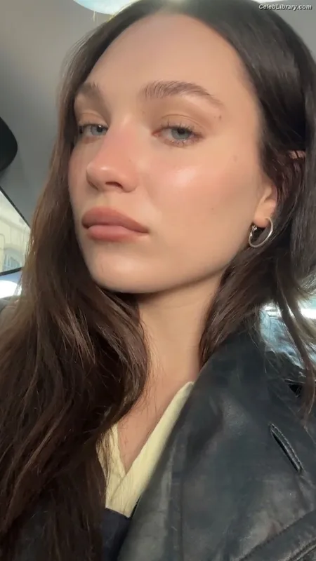 Maddie Ziegler photo 5 of 1039