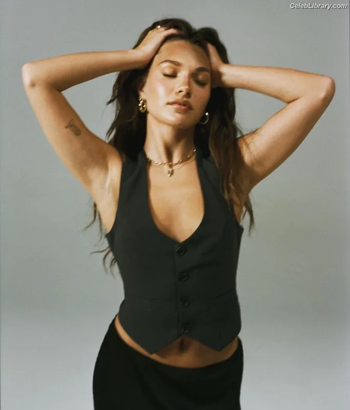 Maddie Ziegler photo 10 of 1039