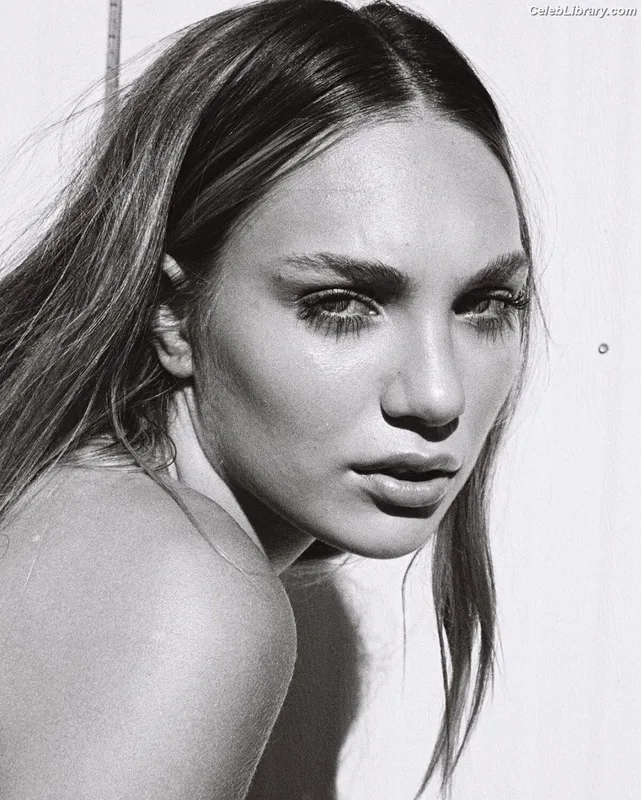 Maddie Ziegler photo 11 of 1039