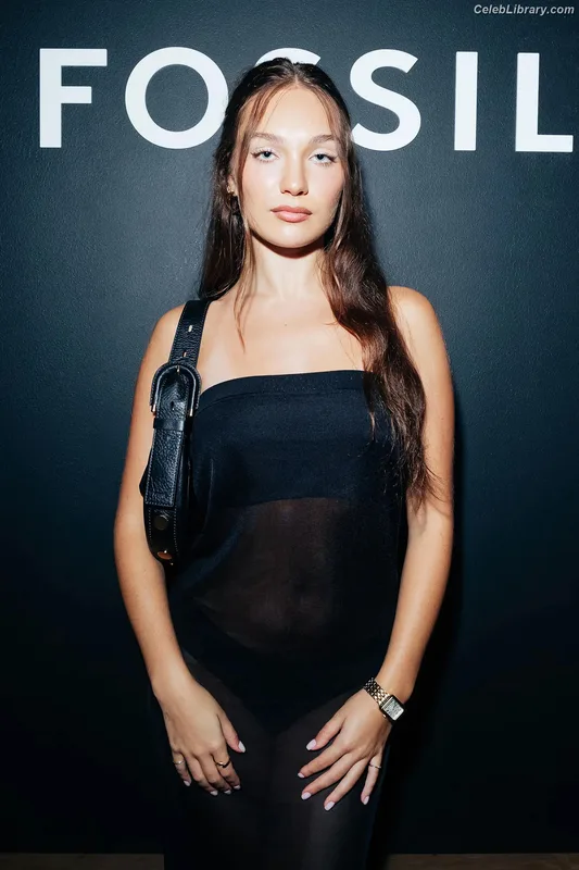 Maddie Ziegler photo 3 of 1039