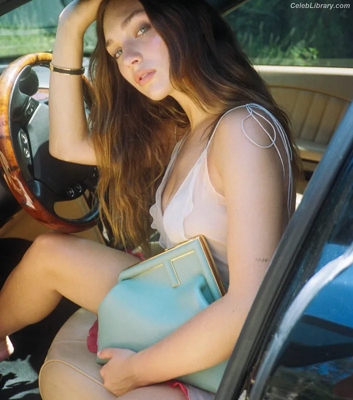 Maddie Ziegler photo 12 of 1039